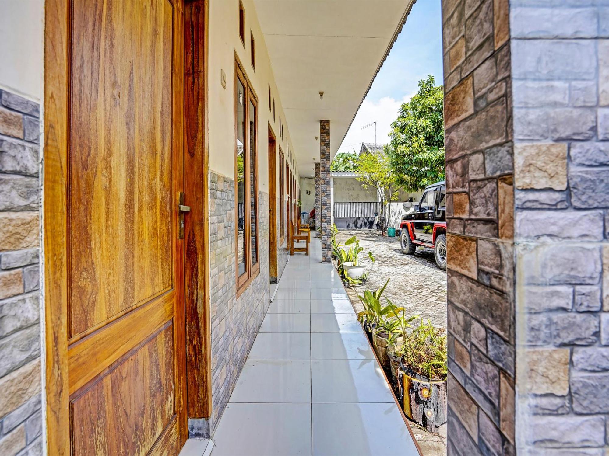 Spot On 91824 Rumah Kaloka Syariah Probolinggo Eksteriør bilde
